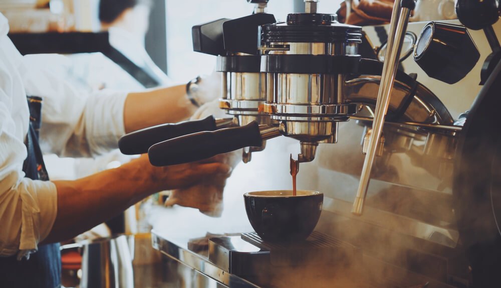 Barista preparando café
