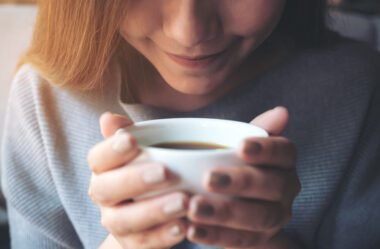 Cafeteira que faz capuccino com leite