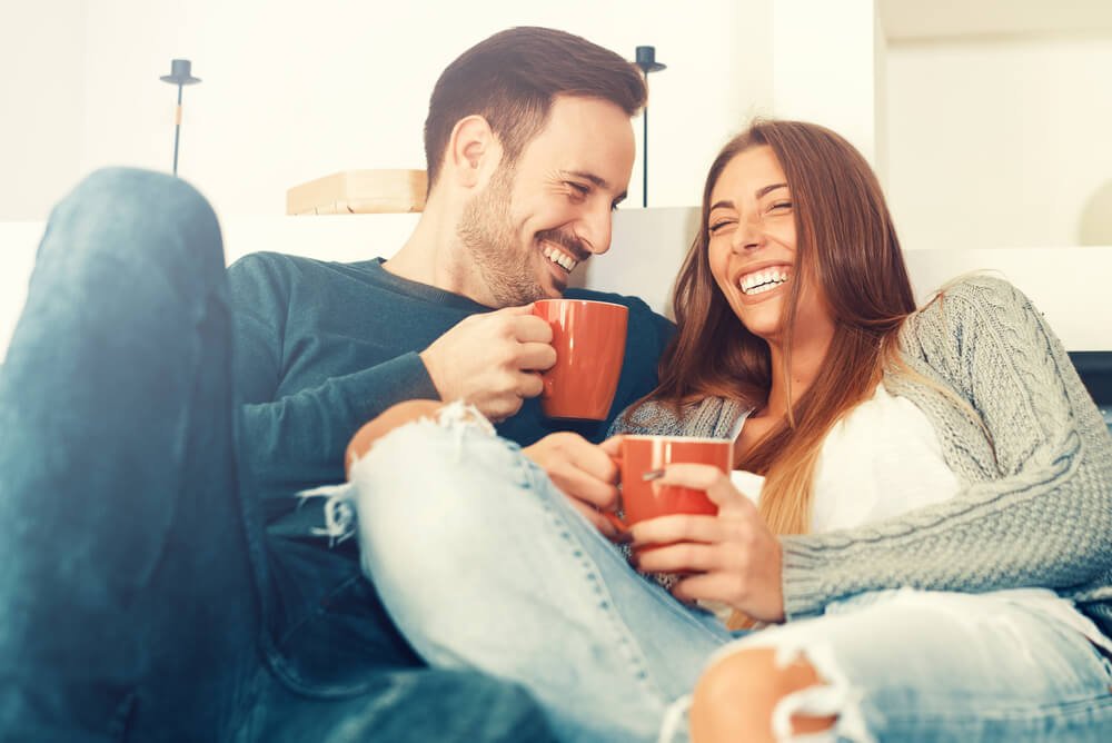 Casal tomando café nespresso