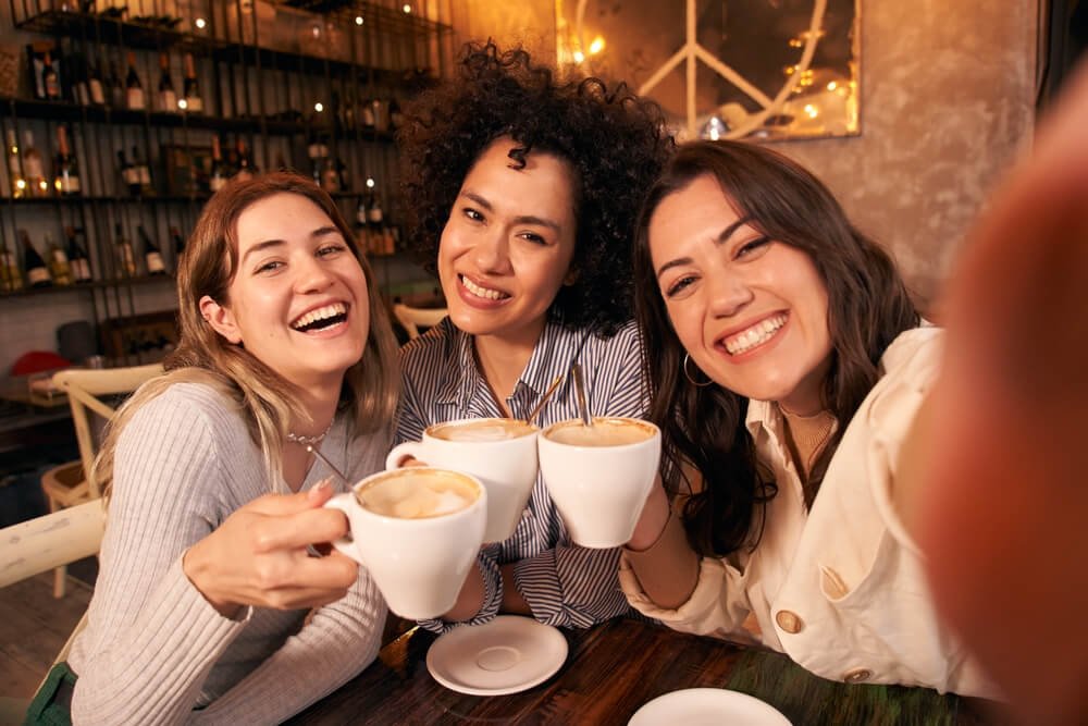 grupo tomando café