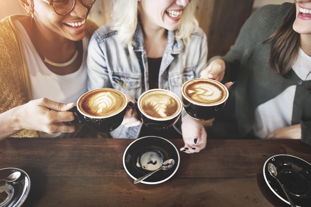 pessoas tomando café